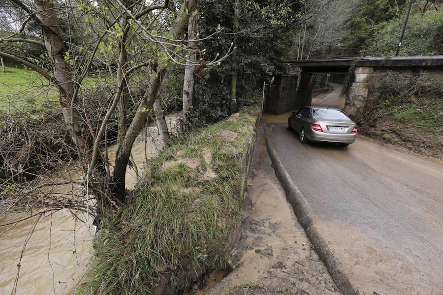 El barrio gijonés fue uno de los más afetados por las intensas lluvias caídas el domingo. Los vecinos piden que se limpie el río Pinzales para evitar que se vuelvan a repetir situaciones así