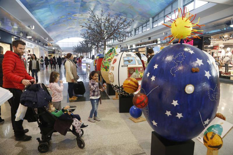 Hasta el próximo 4 de abril permanecen expuestos, en el Bulevar de los Manzanos del centro comercial de Siero, un total de 12 güevos pintos gigantes