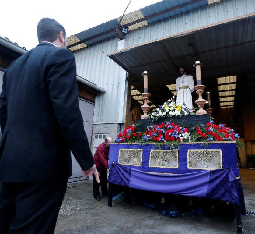 Cofrades y fieles procesionaron con la imagen por las calles de la capital asturiana