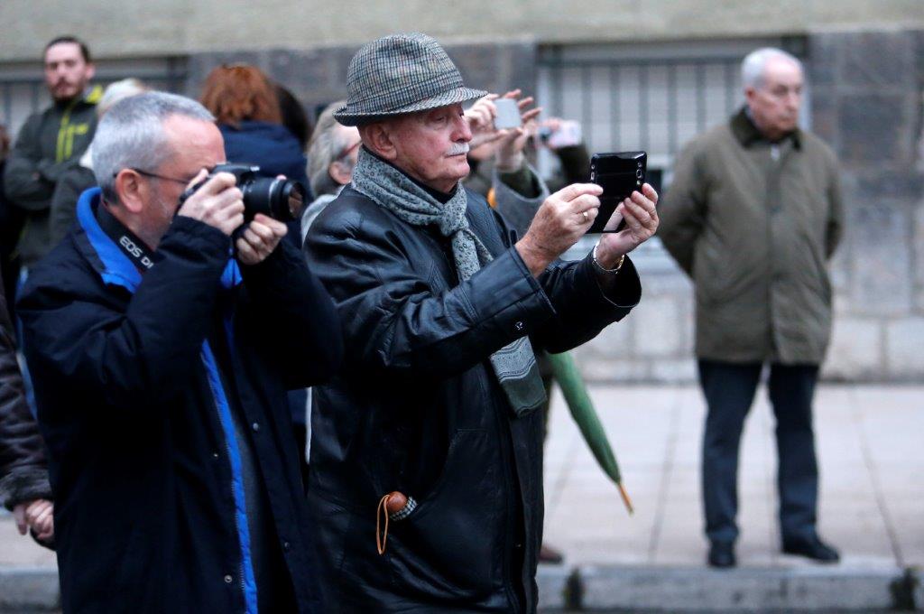 Cofrades y fieles procesionaron con la imagen por las calles de la capital asturiana