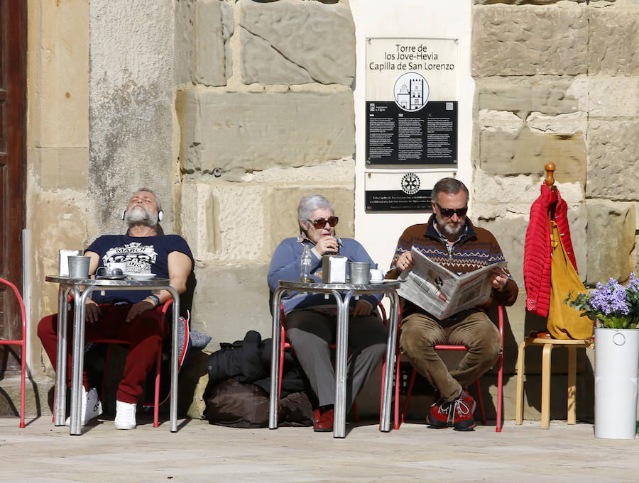 Fotos: El buen tiempo llena las calles de Asturias