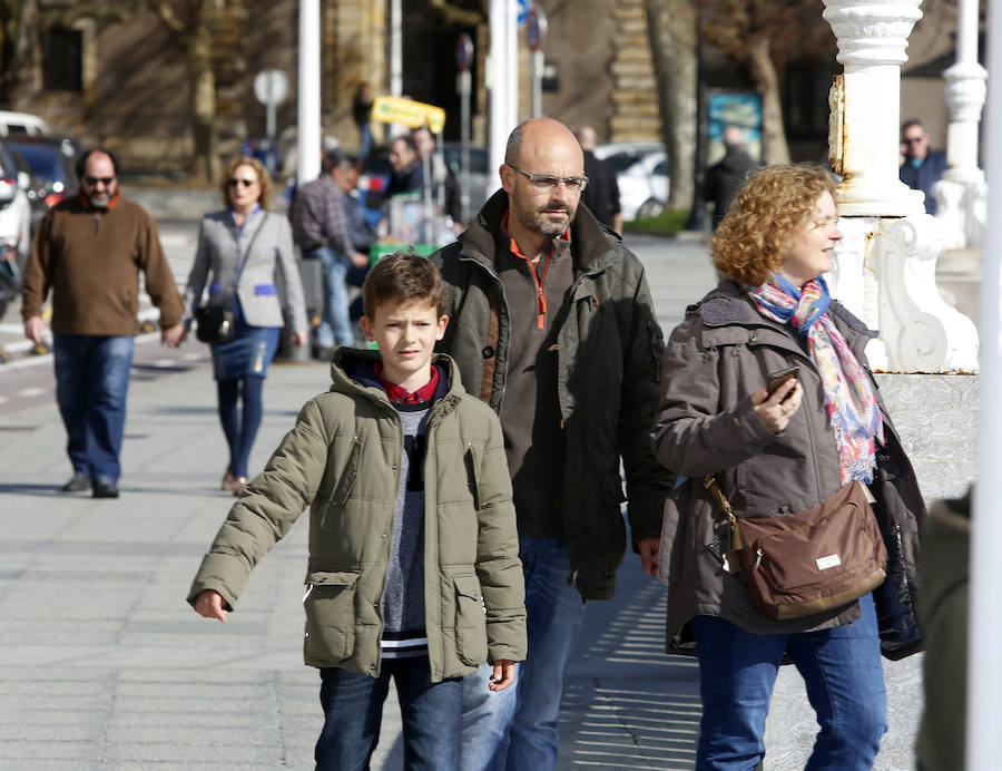 Fotos: El buen tiempo llena las calles de Asturias