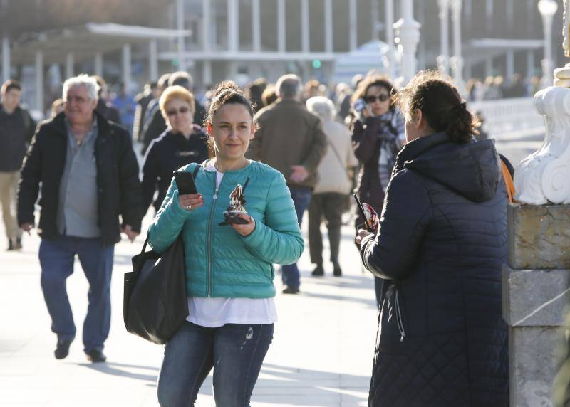 Fotos: El buen tiempo llena las calles de Asturias