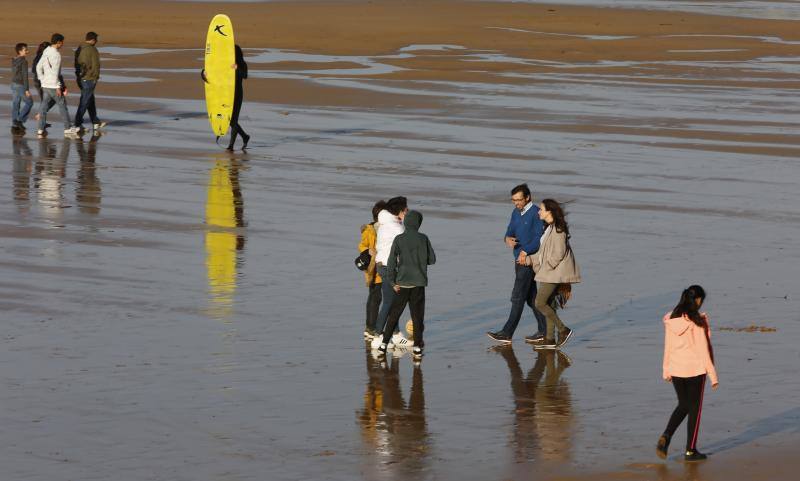 Fotos: El buen tiempo llena las calles de Asturias