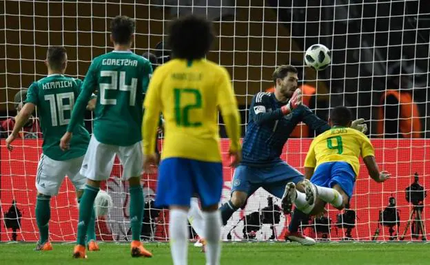 Gabriel Jesús marca el gol de la victoria de Brasil en Berlín. 