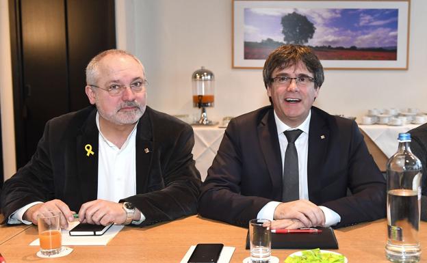 El exconsejero de Cultura catalán Lluís Puig, junto a Carles Puigdemont.