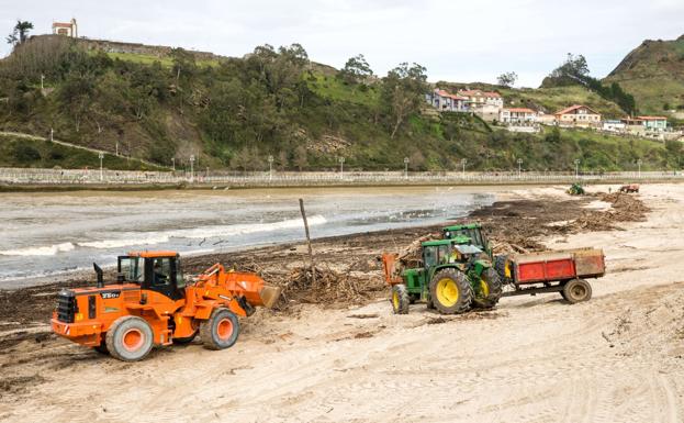 Ribadesella. La maquinaria trabaja ya para retirar los residuos que han acabado en la playa de Santa Marina. 