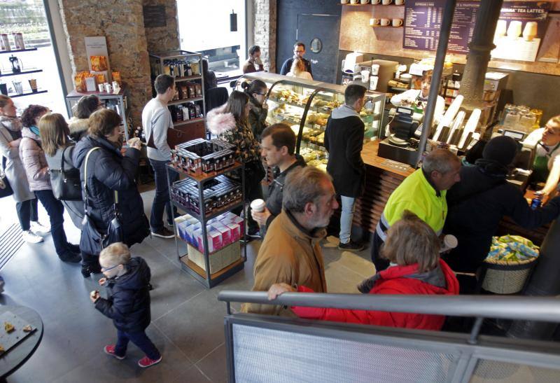 Fotos: Así es el Starbucks de Oviedo