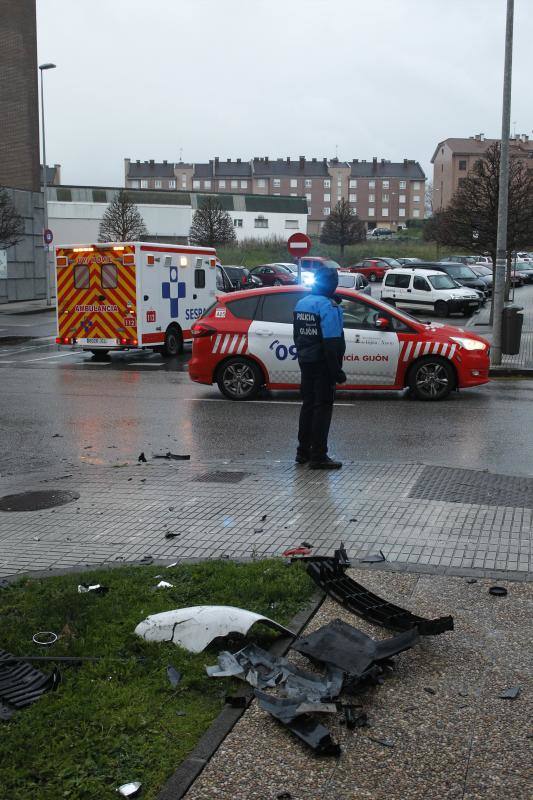 El accidente tuvo lugar en la calle Les Cigarreres y uno de los vehículos se subió a la acera estrellándose junto a un portal, aunque no hay que lamentar heridos.