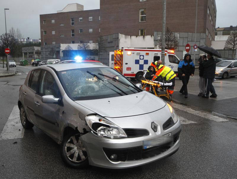 El accidente tuvo lugar en la calle Les Cigarreres y uno de los vehículos se subió a la acera estrellándose junto a un portal, aunque no hay que lamentar heridos.