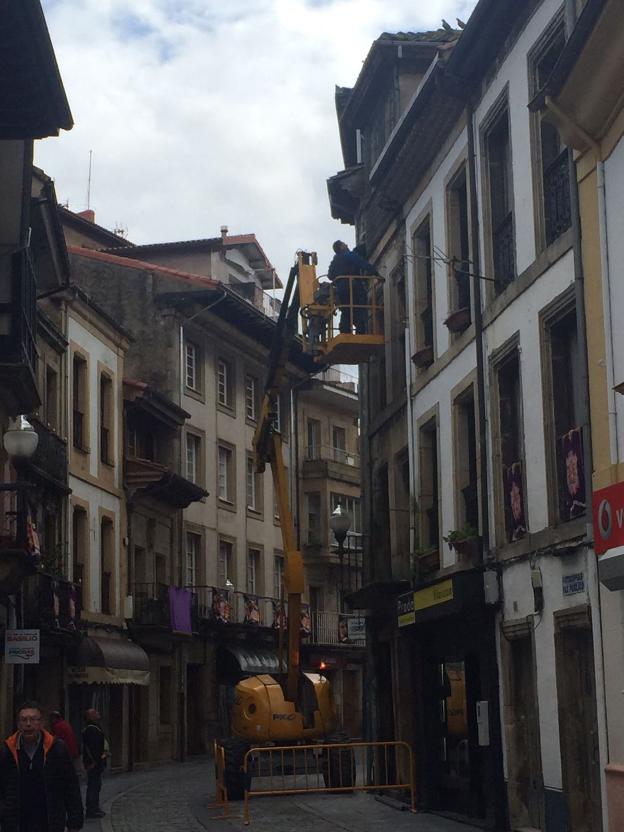 Un operario trabaja en un bloque de la calle del Sol.