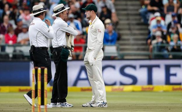 Cameron Bancroft (d), el jugador sosprendido manipulando la pelota. 