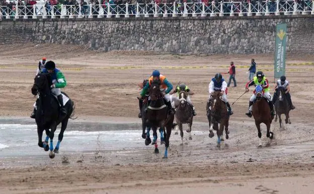 Ribadesella suspende sus carreras de caballos por el mal estado de la playa