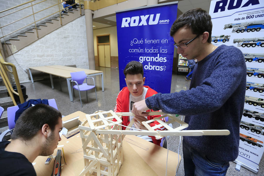 Diez grupos de alumnos tuvieron que construir su grúa con 300 palillos de médico, seis barras de silicona para unirlos, y una lámina de madera destinada a actuar como base. El equipo ‘Los Panoyus’ resultó ganador tras soportar su estructura una carga de 24,1 kilos. 