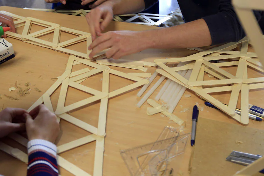 Diez grupos de alumnos tuvieron que construir su grúa con 300 palillos de médico, seis barras de silicona para unirlos, y una lámina de madera destinada a actuar como base. El equipo ‘Los Panoyus’ resultó ganador tras soportar su estructura una carga de 24,1 kilos. 