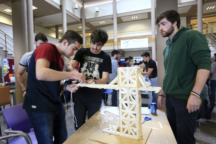 Diez grupos de alumnos tuvieron que construir su grúa con 300 palillos de médico, seis barras de silicona para unirlos, y una lámina de madera destinada a actuar como base. El equipo ‘Los Panoyus’ resultó ganador tras soportar su estructura una carga de 24,1 kilos. 