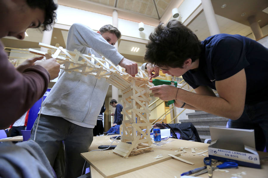 Diez grupos de alumnos tuvieron que construir su grúa con 300 palillos de médico, seis barras de silicona para unirlos, y una lámina de madera destinada a actuar como base. El equipo ‘Los Panoyus’ resultó ganador tras soportar su estructura una carga de 24,1 kilos. 