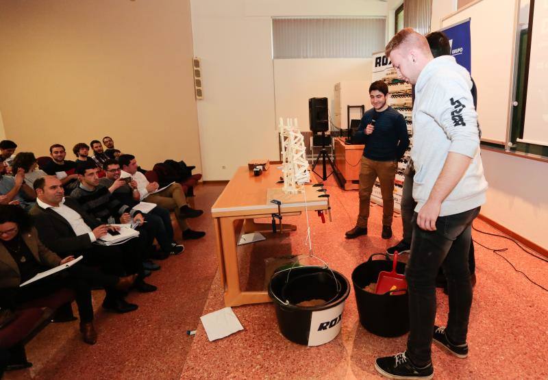 Diez grupos de alumnos tuvieron que construir su grúa con 300 palillos de médico, seis barras de silicona para unirlos, y una lámina de madera destinada a actuar como base. El equipo ‘Los Panoyus’ resultó ganador tras soportar su estructura una carga de 24,1 kilos. 