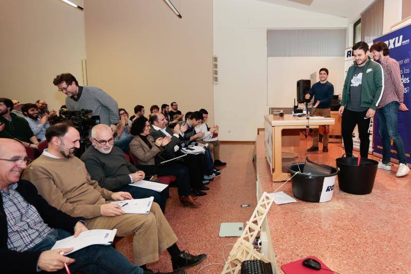 Diez grupos de alumnos tuvieron que construir su grúa con 300 palillos de médico, seis barras de silicona para unirlos, y una lámina de madera destinada a actuar como base. El equipo ‘Los Panoyus’ resultó ganador tras soportar su estructura una carga de 24,1 kilos. 