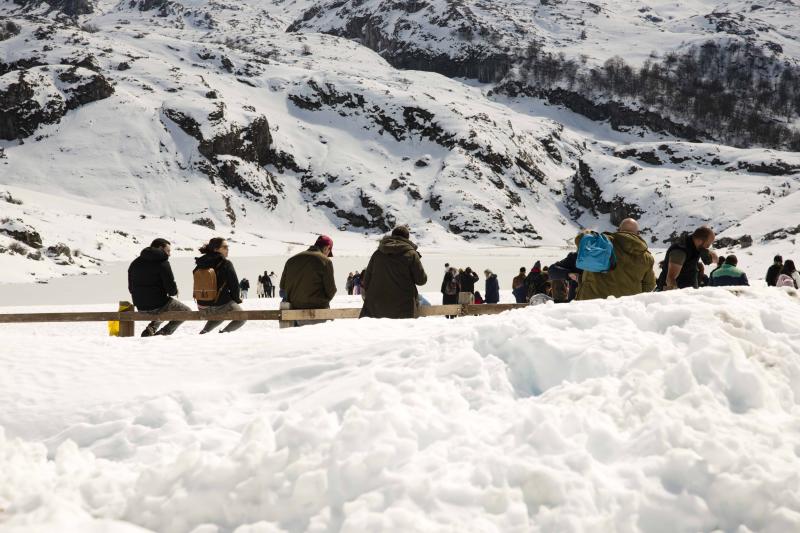 La preciosa estampa que ofrece estos días el paraje protegido atrae a multitud de turistas y provoca colas