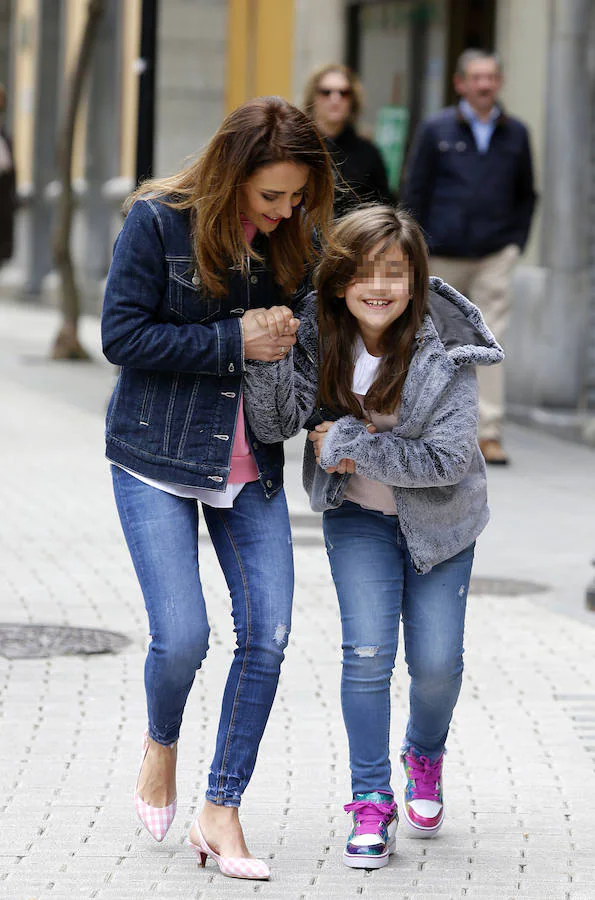 La actriz Paula Echevarría disfruta de unos días de descanso en su concejo natal de Candás. Junto a su hija, Daniella, su madre y algunos amigos ha paseado por la villa. 