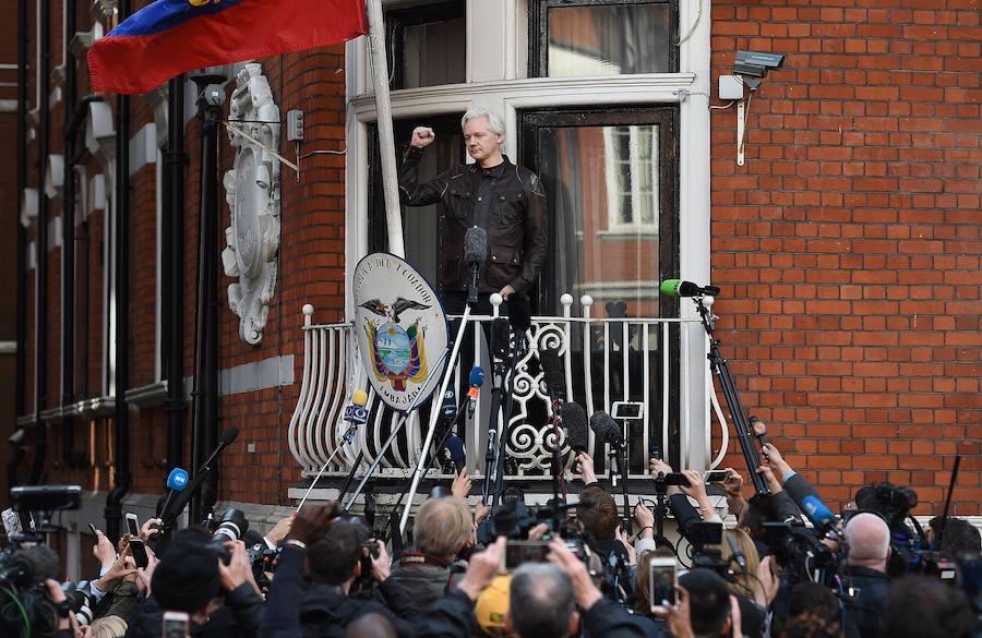 Julian Assange saluda desde la embajada de Ecuador. 