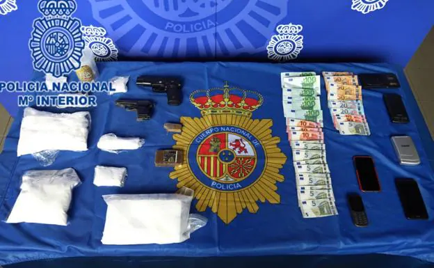 Droga, armas simuladas, dinero y teléfonos móviles incautados a los diez arrestados. 