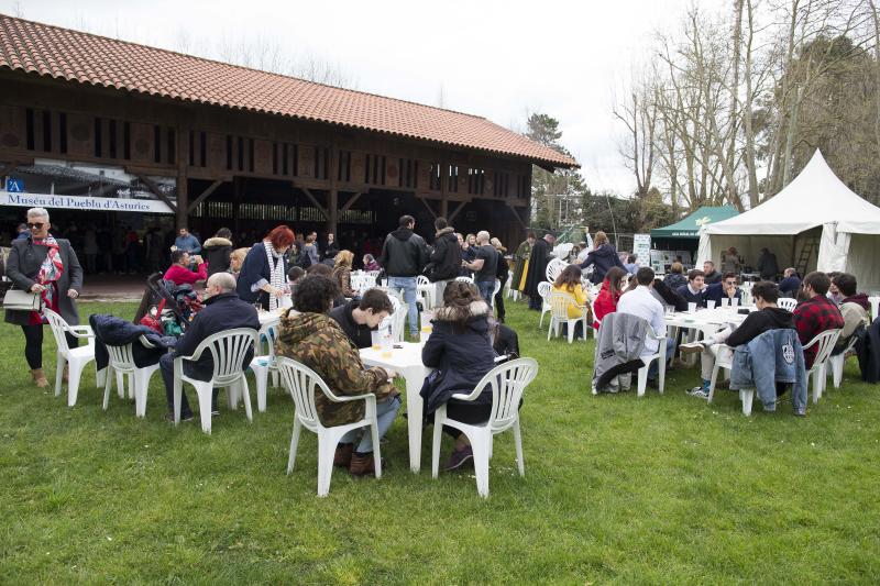 Decenas de personas se han congregado este jueves en el Museo del Pueblo de Asturias para inaugurar el noveno festival Primer Sidre l'Añu, en el que setenta llagares dan a probar hasta el domingo sus primeras producciones de la temporada. 