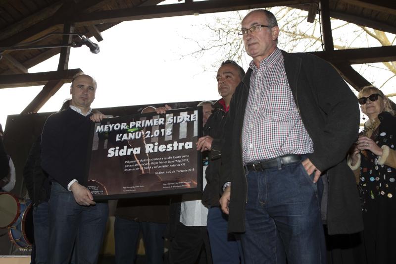 Decenas de personas se han congregado este jueves en el Museo del Pueblo de Asturias para inaugurar el noveno festival Primer Sidre l'Añu, en el que setenta llagares dan a probar hasta el domingo sus primeras producciones de la temporada. 