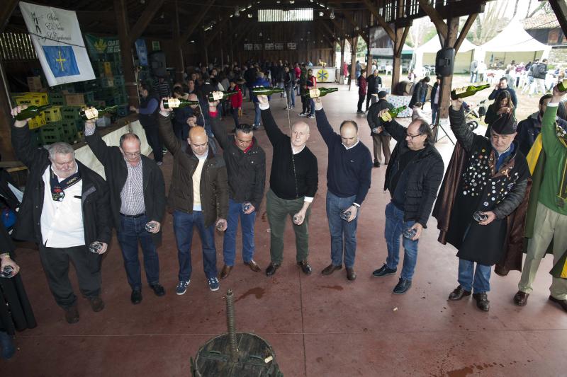 Decenas de personas se han congregado este jueves en el Museo del Pueblo de Asturias para inaugurar el noveno festival Primer Sidre l'Añu, en el que setenta llagares dan a probar hasta el domingo sus primeras producciones de la temporada. 