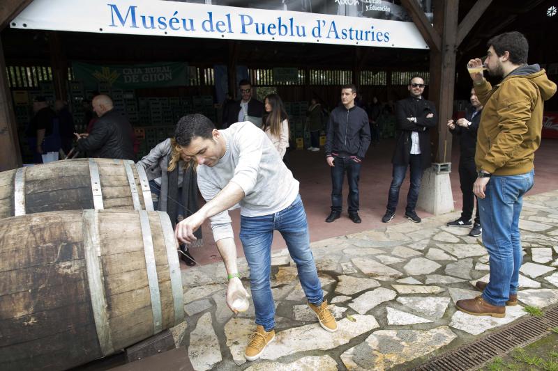 Decenas de personas se han congregado este jueves en el Museo del Pueblo de Asturias para inaugurar el noveno festival Primer Sidre l'Añu, en el que setenta llagares dan a probar hasta el domingo sus primeras producciones de la temporada. 