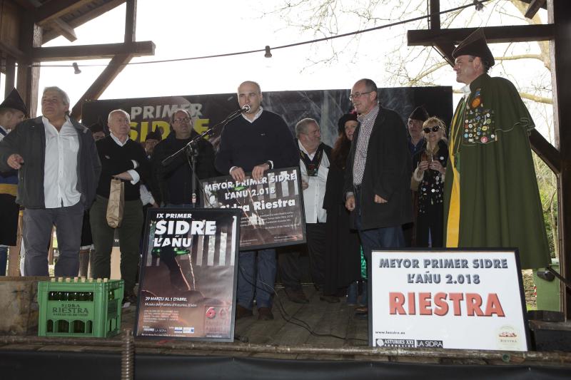 Decenas de personas se han congregado este jueves en el Museo del Pueblo de Asturias para inaugurar el noveno festival Primer Sidre l'Añu, en el que setenta llagares dan a probar hasta el domingo sus primeras producciones de la temporada. 