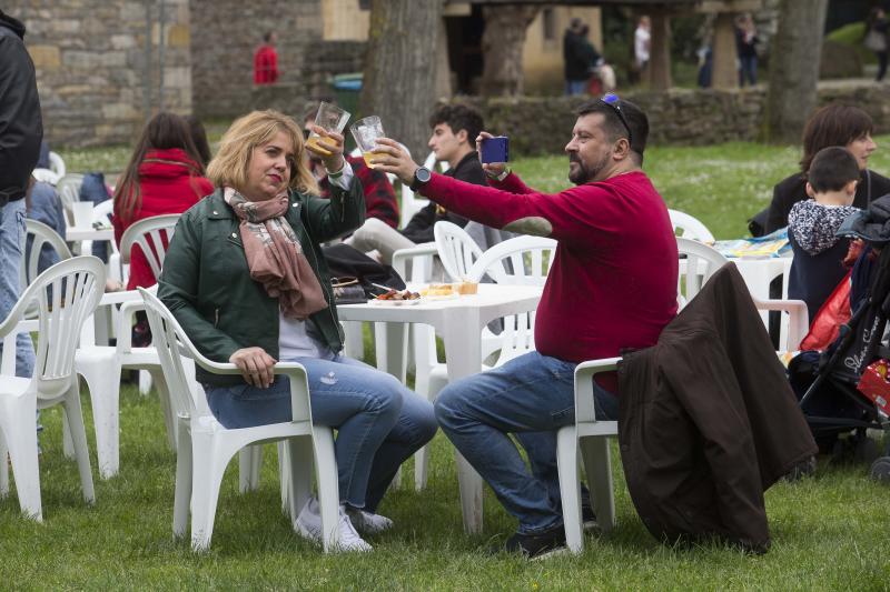 Decenas de personas se han congregado este jueves en el Museo del Pueblo de Asturias para inaugurar el noveno festival Primer Sidre l'Añu, en el que setenta llagares dan a probar hasta el domingo sus primeras producciones de la temporada. 