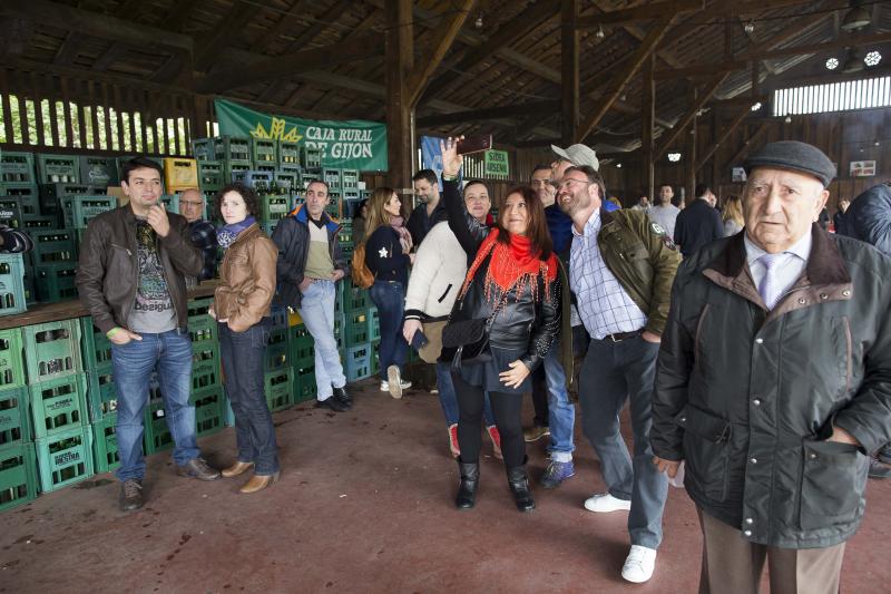 Decenas de personas se han congregado este jueves en el Museo del Pueblo de Asturias para inaugurar el noveno festival Primer Sidre l'Añu, en el que setenta llagares dan a probar hasta el domingo sus primeras producciones de la temporada. 