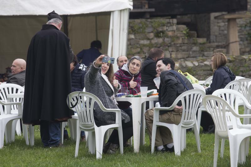 Decenas de personas se han congregado este jueves en el Museo del Pueblo de Asturias para inaugurar el noveno festival Primer Sidre l'Añu, en el que setenta llagares dan a probar hasta el domingo sus primeras producciones de la temporada. 