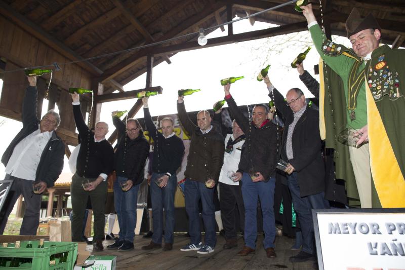 Decenas de personas se han congregado este jueves en el Museo del Pueblo de Asturias para inaugurar el noveno festival Primer Sidre l'Añu, en el que setenta llagares dan a probar hasta el domingo sus primeras producciones de la temporada. 