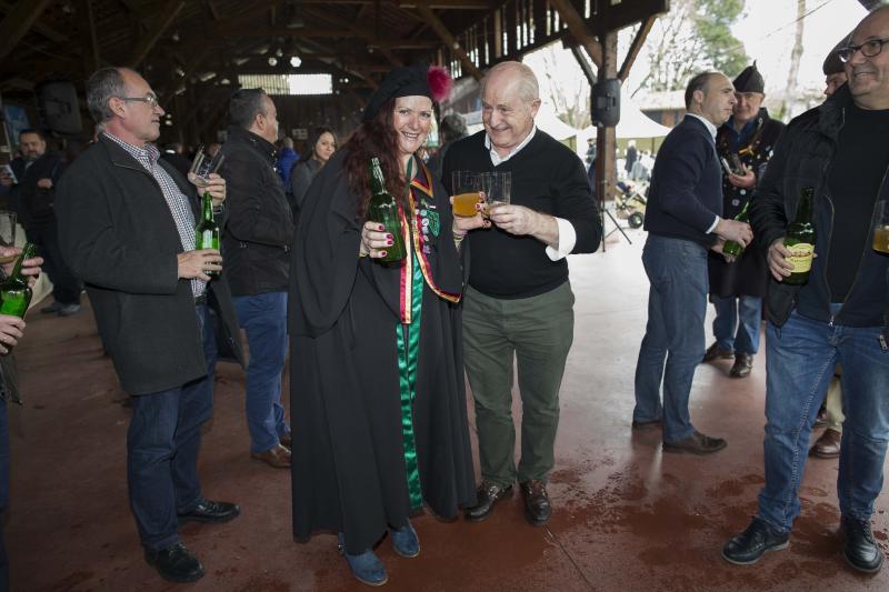 Decenas de personas se han congregado este jueves en el Museo del Pueblo de Asturias para inaugurar el noveno festival Primer Sidre l'Añu, en el que setenta llagares dan a probar hasta el domingo sus primeras producciones de la temporada. 