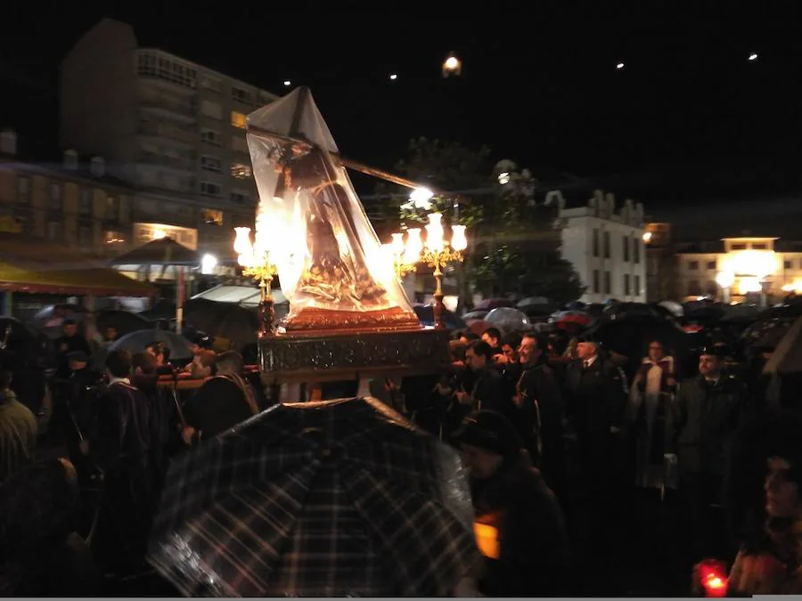 Miles de personas guardan silencio en el recorrido desde la iglesia de Santa Eulalia, que presidieron una veintena de crucifijos y farolillos