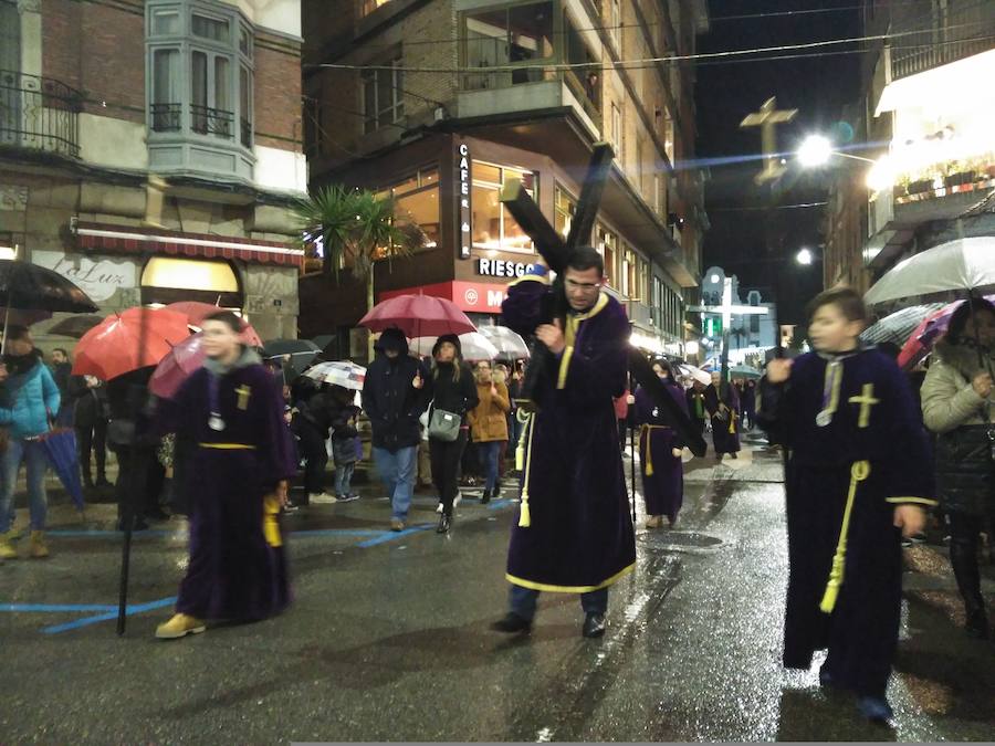 Miles de personas guardan silencio en el recorrido desde la iglesia de Santa Eulalia, que presidieron una veintena de crucifijos y farolillos