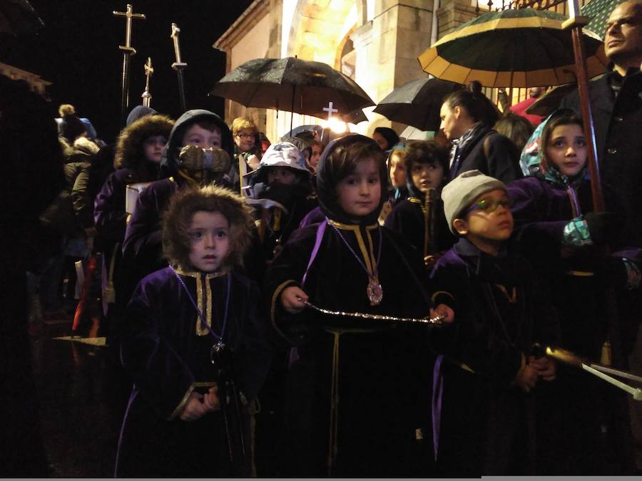 Miles de personas guardan silencio en el recorrido desde la iglesia de Santa Eulalia, que presidieron una veintena de crucifijos y farolillos