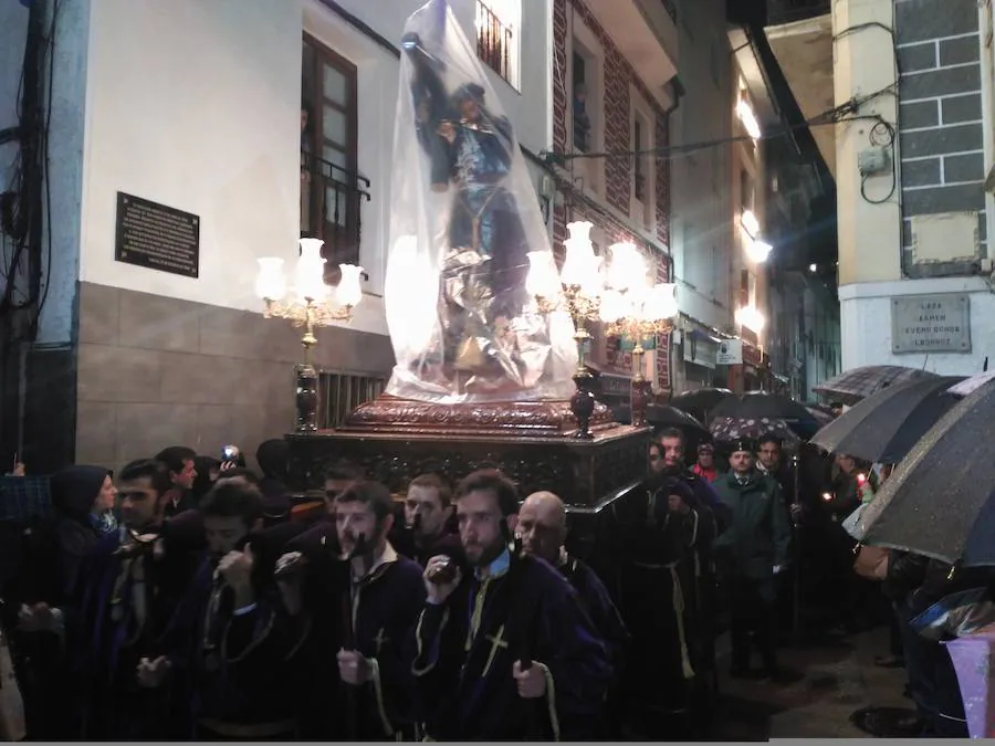Miles de personas guardan silencio en el recorrido desde la iglesia de Santa Eulalia, que presidieron una veintena de crucifijos y farolillos