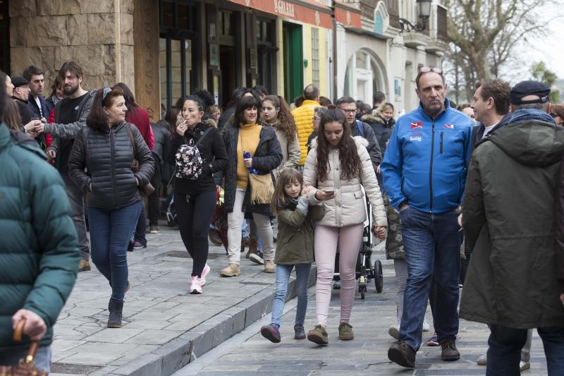 La previsión de mal tiempo no ha desincentivado a los visitantes y Asturias ha alcanzado una elevada tasa de ocupación esta Semana Santa. En los momentos en los que la lluvia ha dado una tregua, los turistas no han dudado en salir a disfrutar de los paisajes y las ciudades del Principado, de Oriente a Occidente. 