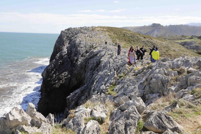La previsión de mal tiempo no ha desincentivado a los visitantes y Asturias ha alcanzado una elevada tasa de ocupación esta Semana Santa. En los momentos en los que la lluvia ha dado una tregua, los turistas no han dudado en salir a disfrutar de los paisajes y las ciudades del Principado, de Oriente a Occidente. 