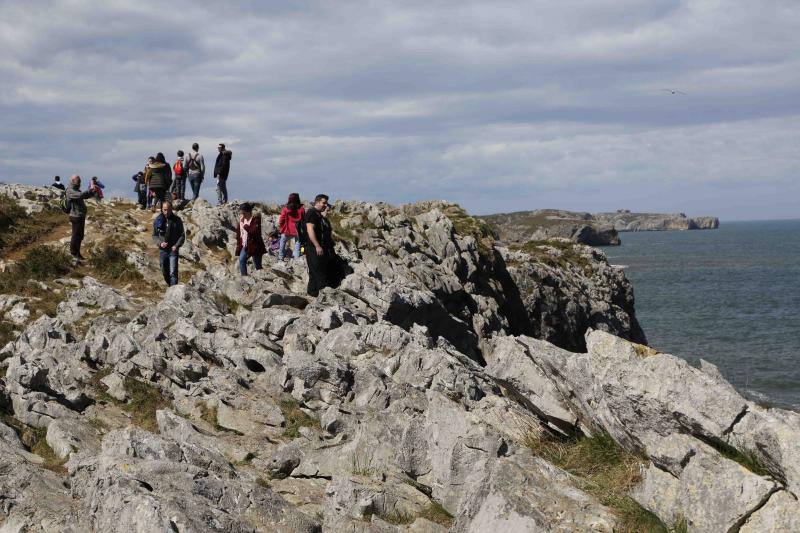 La previsión de mal tiempo no ha desincentivado a los visitantes y Asturias ha alcanzado una elevada tasa de ocupación esta Semana Santa. En los momentos en los que la lluvia ha dado una tregua, los turistas no han dudado en salir a disfrutar de los paisajes y las ciudades del Principado, de Oriente a Occidente. 