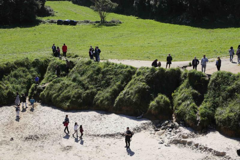 La previsión de mal tiempo no ha desincentivado a los visitantes y Asturias ha alcanzado una elevada tasa de ocupación esta Semana Santa. En los momentos en los que la lluvia ha dado una tregua, los turistas no han dudado en salir a disfrutar de los paisajes y las ciudades del Principado, de Oriente a Occidente. 