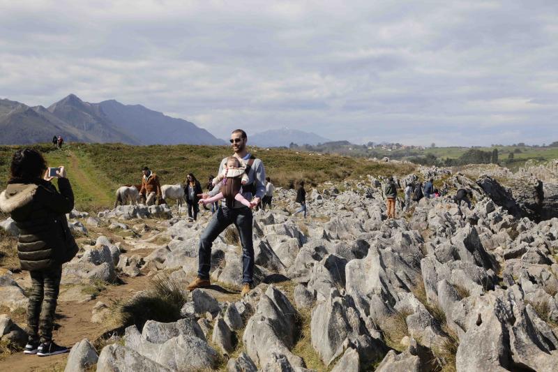 La previsión de mal tiempo no ha desincentivado a los visitantes y Asturias ha alcanzado una elevada tasa de ocupación esta Semana Santa. En los momentos en los que la lluvia ha dado una tregua, los turistas no han dudado en salir a disfrutar de los paisajes y las ciudades del Principado, de Oriente a Occidente. 