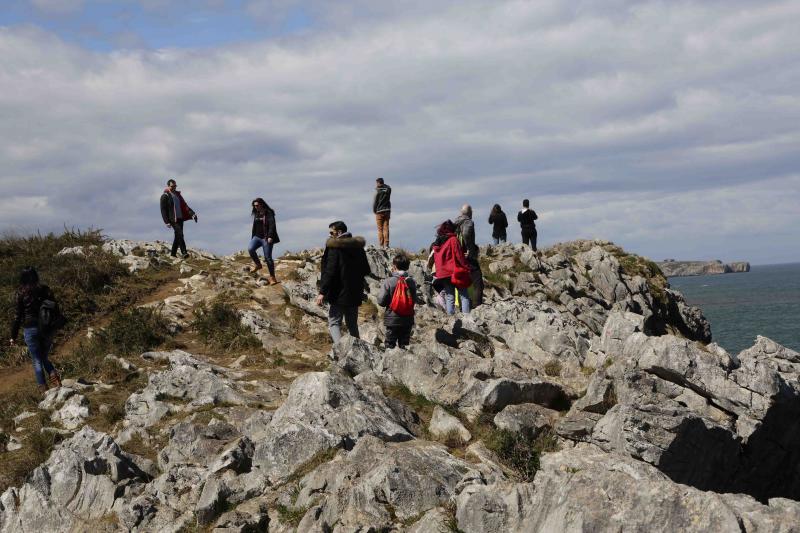 La previsión de mal tiempo no ha desincentivado a los visitantes y Asturias ha alcanzado una elevada tasa de ocupación esta Semana Santa. En los momentos en los que la lluvia ha dado una tregua, los turistas no han dudado en salir a disfrutar de los paisajes y las ciudades del Principado, de Oriente a Occidente. 