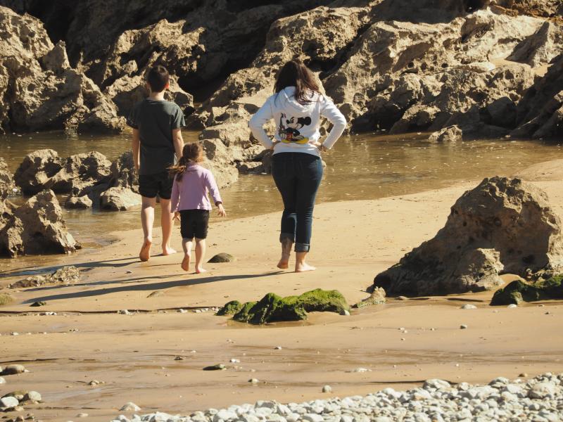 La previsión de mal tiempo no ha desincentivado a los visitantes y Asturias ha alcanzado una elevada tasa de ocupación esta Semana Santa. En los momentos en los que la lluvia ha dado una tregua, los turistas no han dudado en salir a disfrutar de los paisajes y las ciudades del Principado, de Oriente a Occidente. 