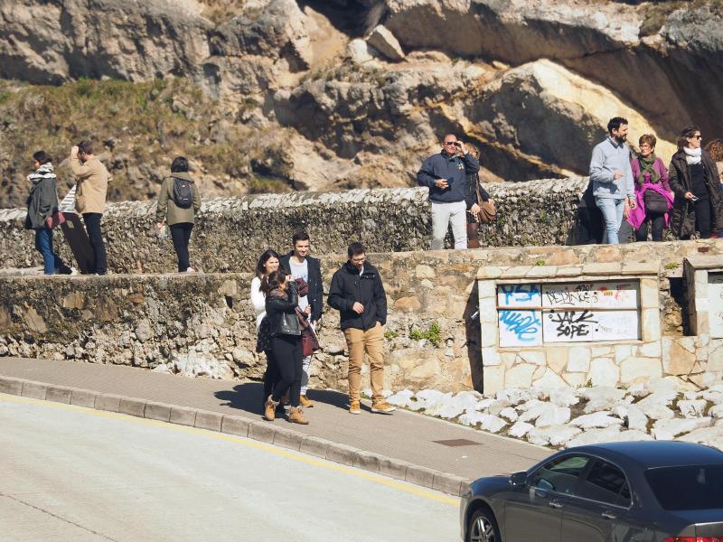 La previsión de mal tiempo no ha desincentivado a los visitantes y Asturias ha alcanzado una elevada tasa de ocupación esta Semana Santa. En los momentos en los que la lluvia ha dado una tregua, los turistas no han dudado en salir a disfrutar de los paisajes y las ciudades del Principado, de Oriente a Occidente. 