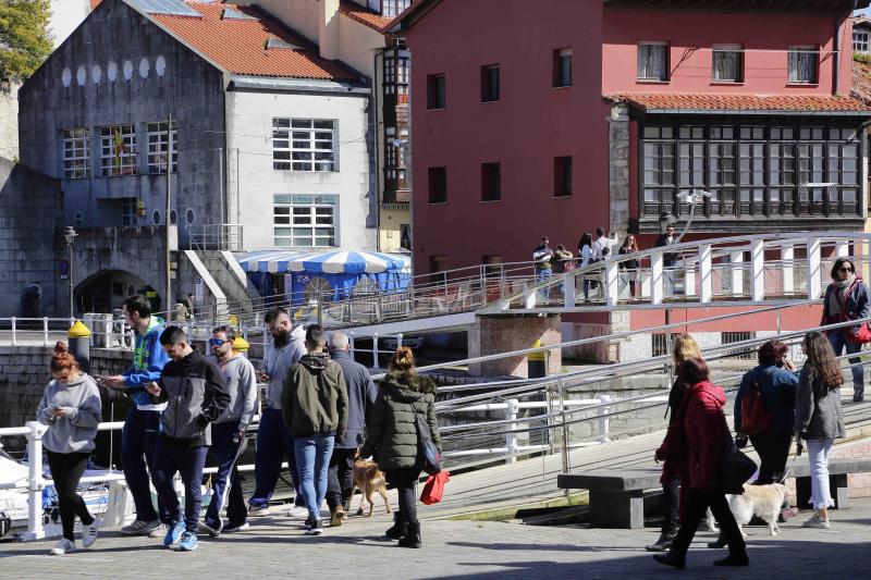 La previsión de mal tiempo no ha desincentivado a los visitantes y Asturias ha alcanzado una elevada tasa de ocupación esta Semana Santa. En los momentos en los que la lluvia ha dado una tregua, los turistas no han dudado en salir a disfrutar de los paisajes y las ciudades del Principado, de Oriente a Occidente. 